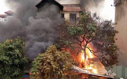 Hà Nội: Cháy lớn kèm tiếng nổ ở chân cầu Vĩnh tuy, 1 người tử vong