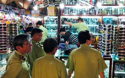 Hàng ngàn sản phẩm nghi giả mạo, kém chất lượng trong chợ Bến Thành