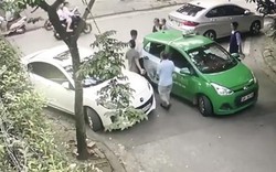 Va chạm nhỏ, tài xế Mercedes cầm gạch đánh nhau với lái xe taxi