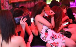 Hàng chục tiếp viên nhà hàng mặc ‘thiếu vải’ phục vụ khách ở Sài Gòn