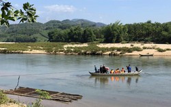 Quảng Ngãi: Bác sỹ qua sông về với làng bằng thuyền kéo dây