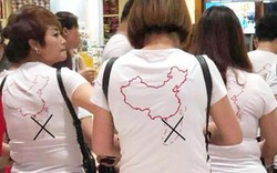 Khách Trung Quốc mặc áo in hình đường 'lưỡi bò' nhập cảnh Cam Ranh
