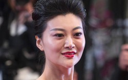 Hoa hậu lộ nhũ hoa trên thảm đỏ ở Cannes bị nghi tự bỏ tiền mua vé mời