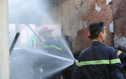 TP Vinh: Cháy lớn 3 ki ốt, một ô tô bị thiêu trụi