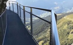 Đi bộ men vách núi trên cầu sắt cheo leo nguy hiểm bậc nhất thế giới