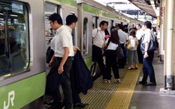 Đường sắt Nhật Bản xin lỗi vì tàu chạy sớm 25 giây