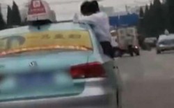 TQ: Thiếu nữ ngồi trên cửa xe taxi để làm... bài tập