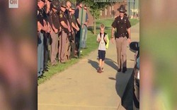 70 cảnh sát Mỹ hộ tống một cậu bé 5 tuổi đi học