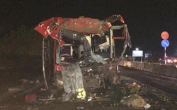 Ninh Thuận: Xe khách va chạm vào xe tải làm 12 người bị thương