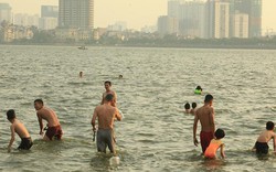 Nắng nóng, người dân giải nhiệt ở “bể bơi” lớn nhất Hà Nội