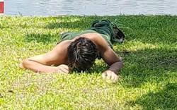 Nam thanh niên nghi ngáo đá nằm... gặm cỏ ở bờ hồ Thiền Quang