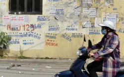 Ảnh: Quảng cáo tín dụng đen, rao vặt bủa vây phố phường Hà Nội