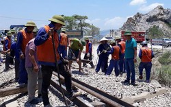 Cảm động hình ảnh nhân viên đường sắt “đội nắng” xuyên trưa sửa đường ray