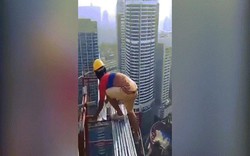 Hãi hùng cảnh công nhân Malaysia đi chênh vênh trên nóc nhà chọc trời