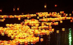 Dòng sông hoa đăng đẹp lung linh giữa Sài Gòn