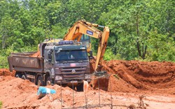 Mật phục, bắt quả tang vụ khai thác đất quy mô lớn ở Kon Tum
