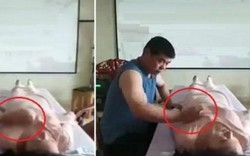 Thầy lang vô tư sờ bóp ngực nữ bệnh nhân trong lúc bấm huyệt chữa bệnh