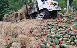Điện Biên: Xe tải chở 15 tấn dưa gặp nạn thảm khốc tại đèo Tà Cơn