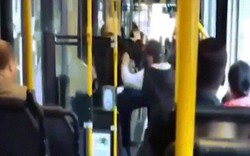 Video: Bị đấm túi bụi vì nói chuyện điện thoại quá to trên xe bus ở Úc
