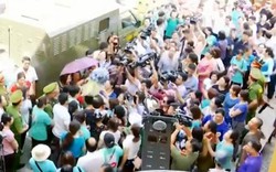 Tuyên án vụ chạy thận: Người dân mặc áo xanh ủng hộ bác sĩ Lương