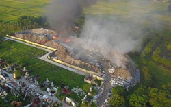 Clip: Kinh hoàng "núi lửa rác" nhả khói hàng nghìn mét ở Hưng Yên