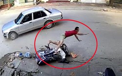 Clip: Ô tô sang đường tông người đi xe máy "bay như phim"
