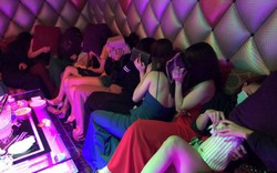Clip hơn 100 tiếp viên karaoke ôm bị cảnh sát 'lùa' ra từ 'phòng bí mật'