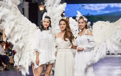 Người mẫu váy trắng tinh khôi, đeo cánh thiên thần trên sàn diễn