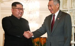 Ông Kim Jong-un cười tươi rói khi gặp Thủ tướng Lý Hiển Long