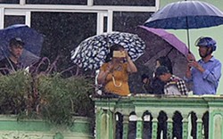 Ảnh, clip: Dân vùng cao đội mưa, leo nóc nhà xem đua ngựa dưới mưa