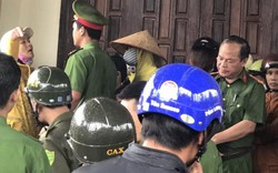 Đắk Lắk: Trưởng Công an huyện bị tạt nước bẩn vào người