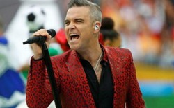 Robbie Williams bị chỉ trích vì giơ "ngón tay thối" ở khai mạc World Cup