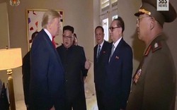 Trump hành động lạ khi thấy kiểu chào của tướng Triều Tiên