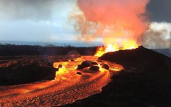 Video dòng dung nham đỏ rực, sôi sùng sục tràn ra biển Hawaii 