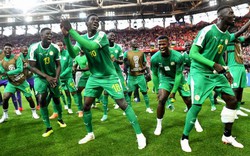 Cầu thủ, HLV ăn mừng cực ngầu khi Senegal đả bại Ba Lan