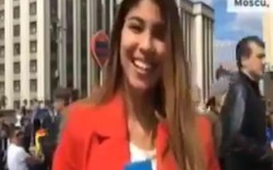 Đang đưa tin World Cup, nữ phóng viên xinh đẹp bất ngờ bị hôn trộm