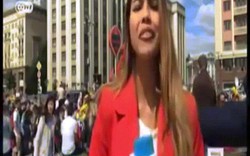 Nữ phóng viên bị sàm sỡ khi đang dẫn trực tiếp World Cup