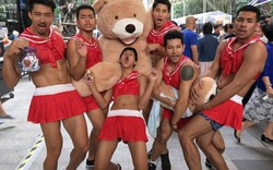 Đội phục vụ nam mặc váy ngắn khoe cơ bắp "hot" nhất Thái Lan