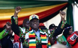 Khoảnh khắc Tổng thống Zimbabwe suýt mất mạng vì bom