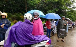 Phụ huynh "vay nóng", vượt 120 km trong mưa lũ đưa con đi thi THPT