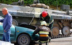 Thiết giáp Belarus mất lái, đè bẹp ôtô trên cao tốc