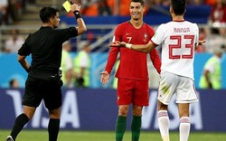 Cristiano Ronaldo: Trượt penalty, chơi cùi chỏ và may mắn thoát thẻ đỏ
