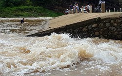 Mặc tỉnh ra công điện khẩn về mưa lũ, người dân vẫn lội sông quăng chài