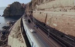 Tuyến đường sắt xuyên núi, nằm sát mép bờ biển độc nhất thế giới ở Ý