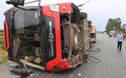 Xe khách ở Nghệ An lao xuống ruộng, 2 người chết