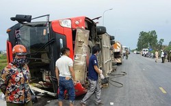 Kinh hoàng: Lật xe khách 2 người chết, 7 người bị thương