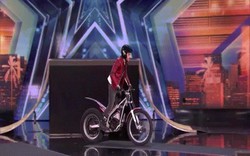 Thí sinh America's Got Talent phi mô tô trên sân khấu khiến giám khảo khiếp vía