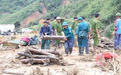 Ảnh:Bộ đội, công an và dân quân giúp dân khắc phục thiệt hại mưa lũ