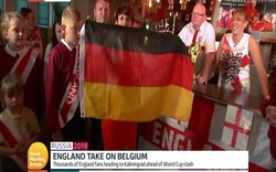 World Cup: Nữ phóng viên Anh vò nát cờ Đức để lau bàn, gây phẫn nộ