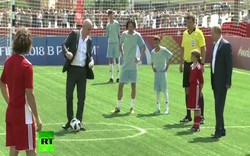 Video: Tổng thống Putin trổ tài chơi bóng đá cùng Chủ tịch FIFA